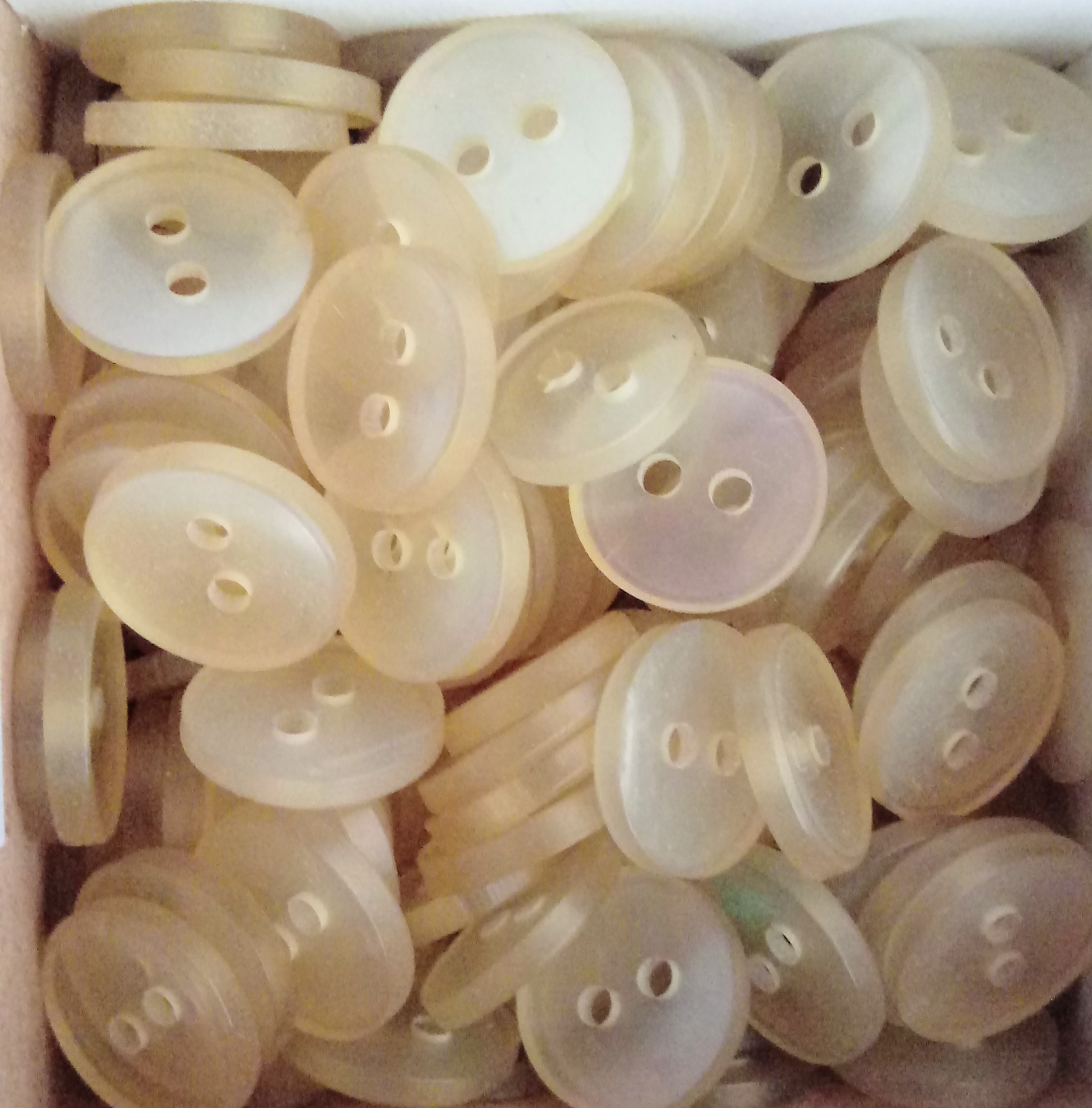 knoflík 1cm  K4